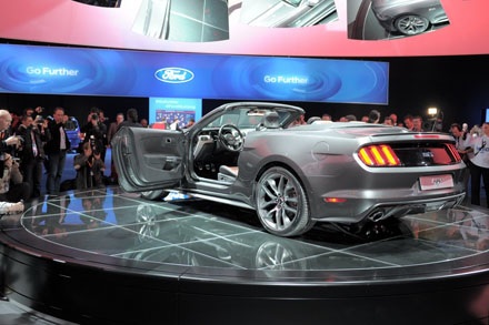 Ford chính thức ra mắt chiếc Mustang 2015 - 3 Và phiên bản Mustang 2015 coupé cùng người mẫu Ala Mulally